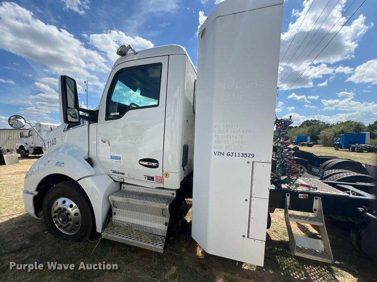 image for item EJ2865 2016 Kenworth  T680 semi truck