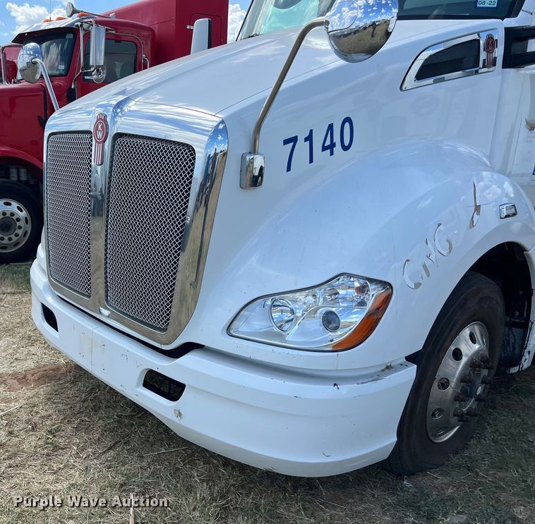 image for item EJ2865 2016 Kenworth  T680 semi truck