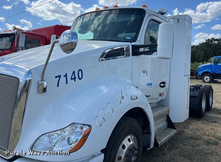 image for item EJ2865 2016 Kenworth  T680 semi truck