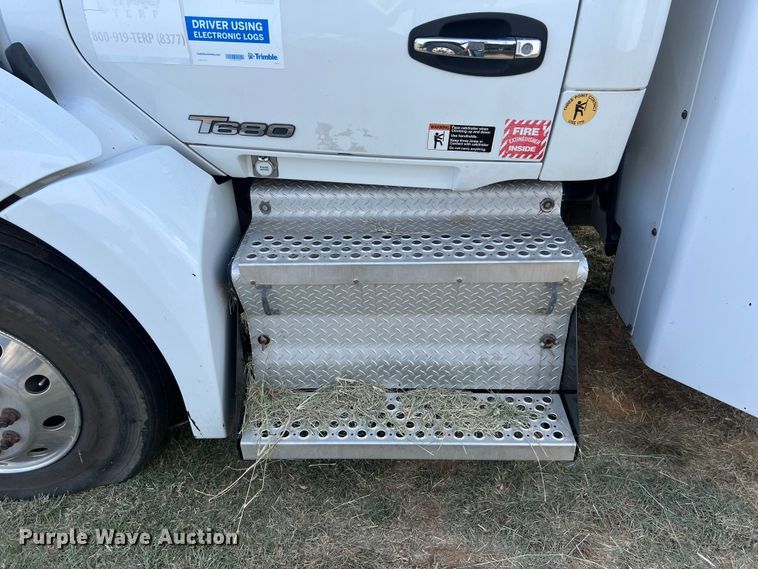 image for item EJ2865 2016 Kenworth  T680 semi truck