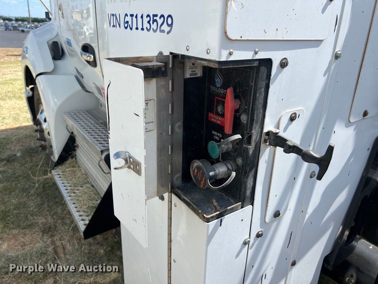 image for item EJ2865 2016 Kenworth  T680 semi truck