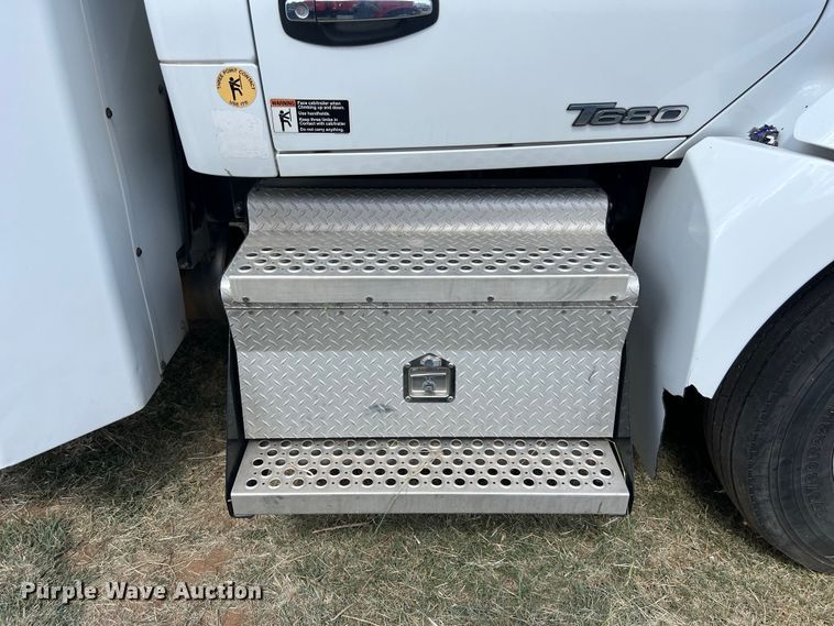 image for item EJ2865 2016 Kenworth  T680 semi truck