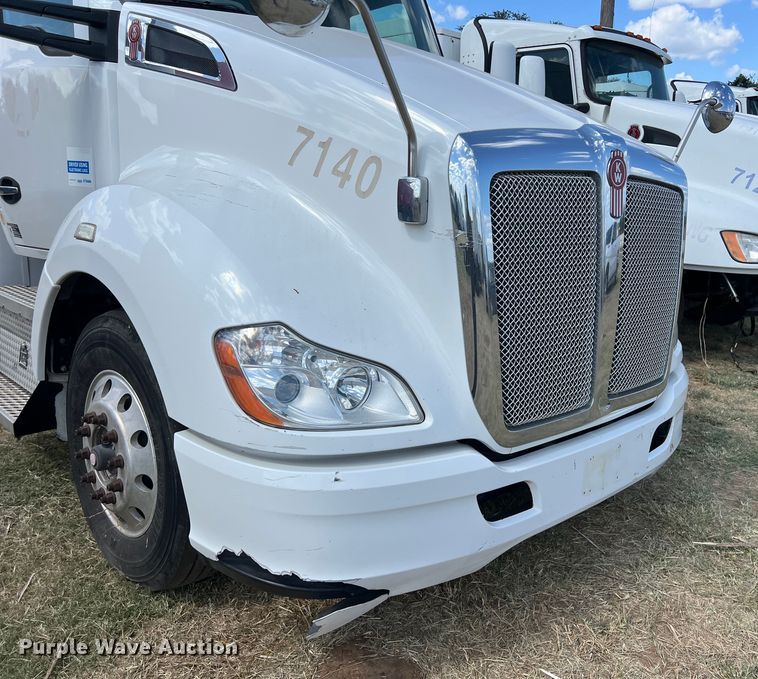 image for item EJ2865 2016 Kenworth  T680 semi truck