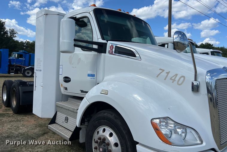 image for item EJ2865 2016 Kenworth  T680 semi truck