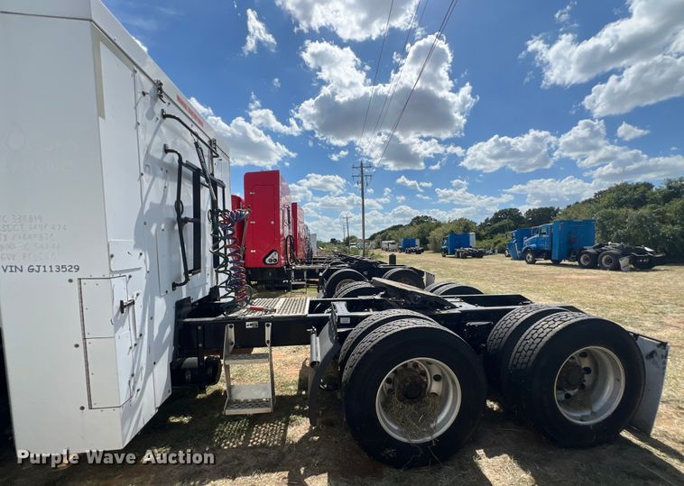 image for item EJ2865 2016 Kenworth  T680 semi truck