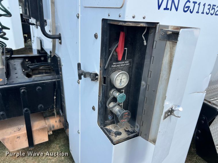 image for item EJ2865 2016 Kenworth  T680 semi truck