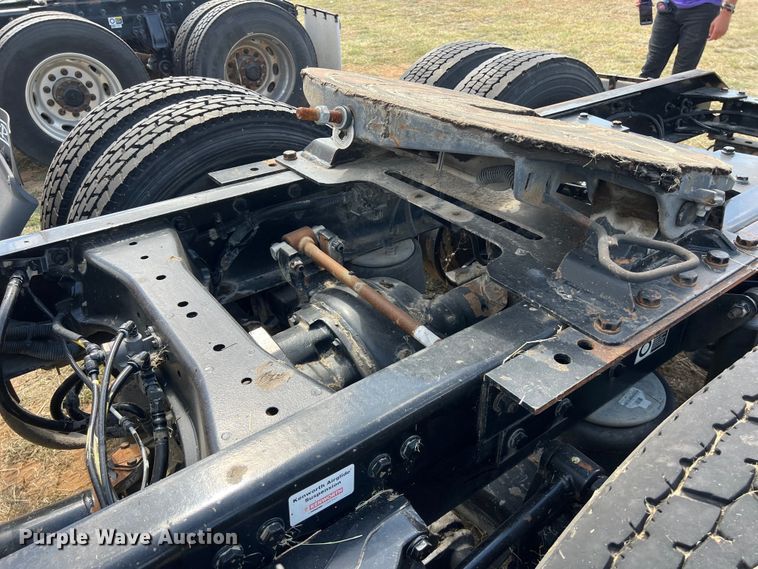 image for item EJ2865 2016 Kenworth  T680 semi truck