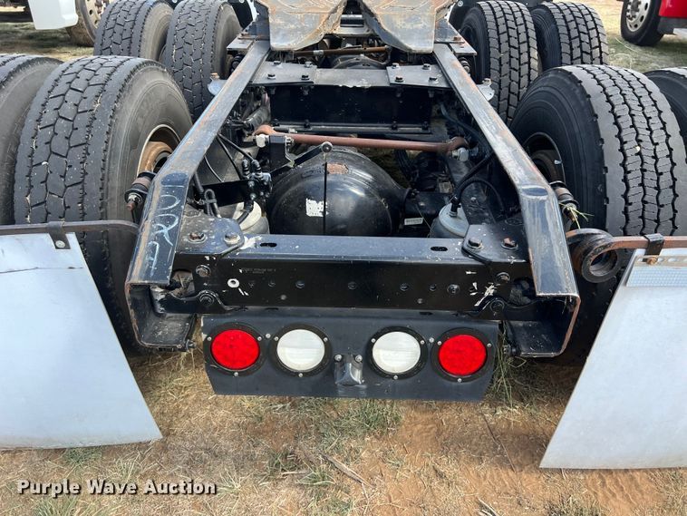 image for item EJ2865 2016 Kenworth  T680 semi truck