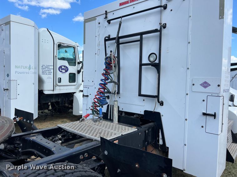 image for item EJ2865 2016 Kenworth  T680 semi truck