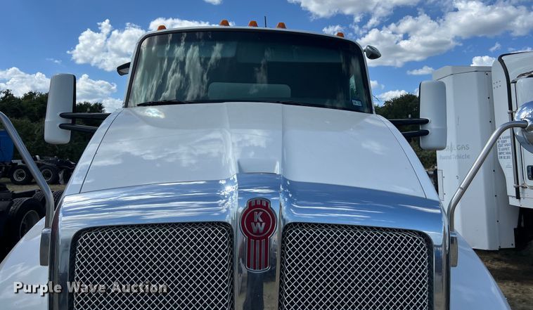 image for item EJ2865 2016 Kenworth  T680 semi truck