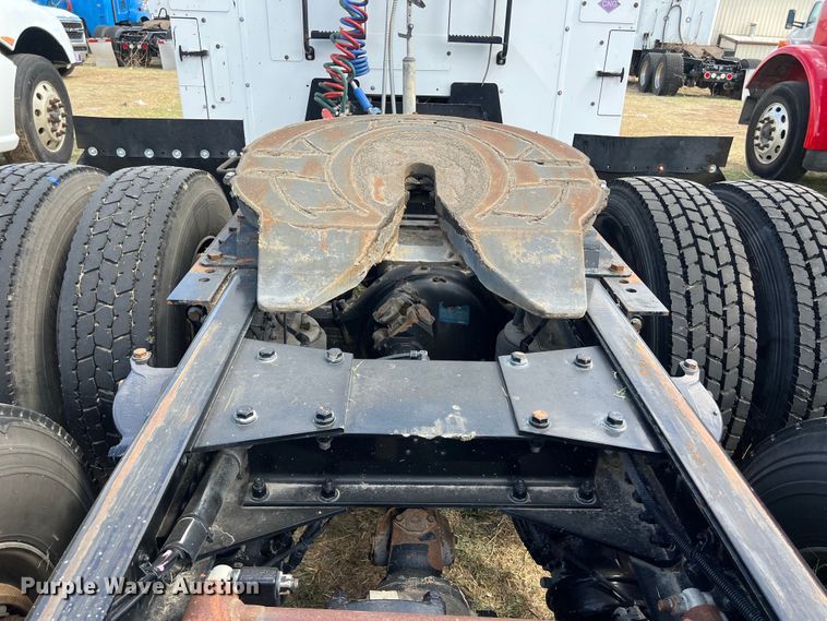 image for item EJ2865 2016 Kenworth  T680 semi truck