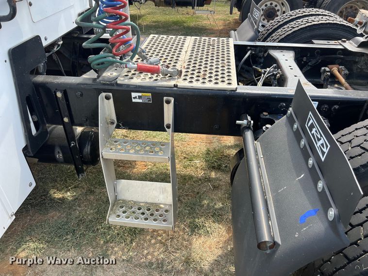 image for item EJ2865 2016 Kenworth  T680 semi truck