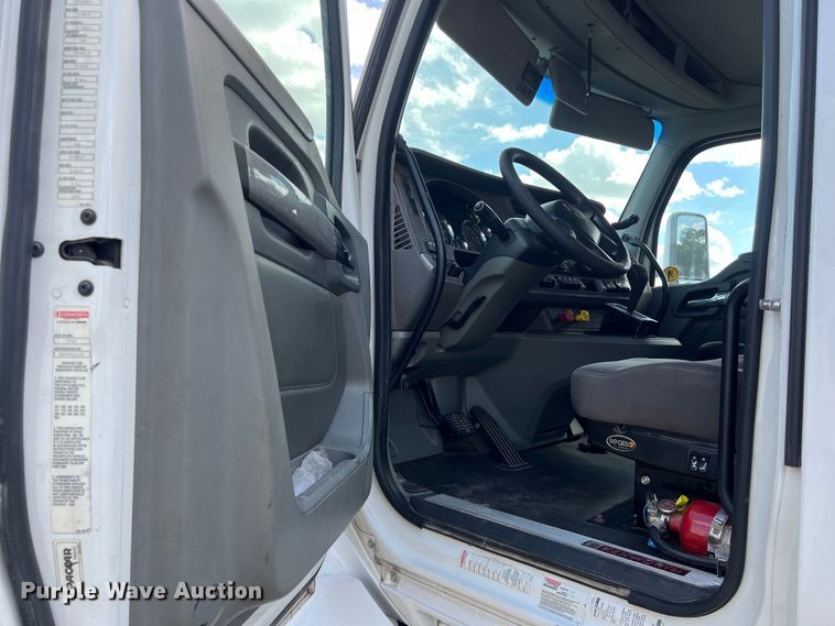 image for item EJ2865 2016 Kenworth  T680 semi truck