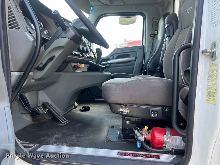 image for item EJ2865 2016 Kenworth  T680 semi truck