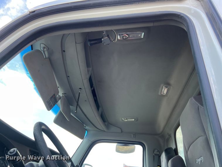 image for item EJ2865 2016 Kenworth  T680 semi truck