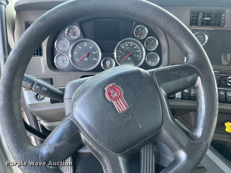 image for item EJ2865 2016 Kenworth  T680 semi truck