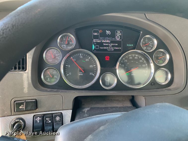 image for item EJ2865 2016 Kenworth  T680 semi truck