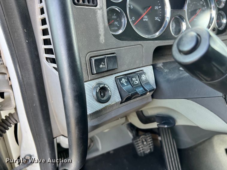 image for item EJ2865 2016 Kenworth  T680 semi truck