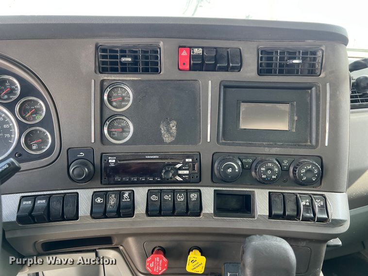 image for item EJ2865 2016 Kenworth  T680 semi truck