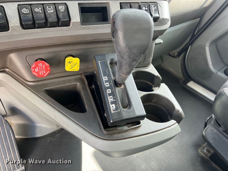 image for item EJ2865 2016 Kenworth  T680 semi truck