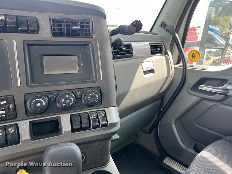 image for item EJ2865 2016 Kenworth  T680 semi truck