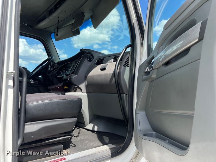 image for item EJ2865 2016 Kenworth  T680 semi truck