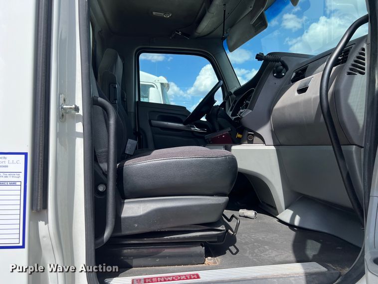 image for item EJ2865 2016 Kenworth  T680 semi truck