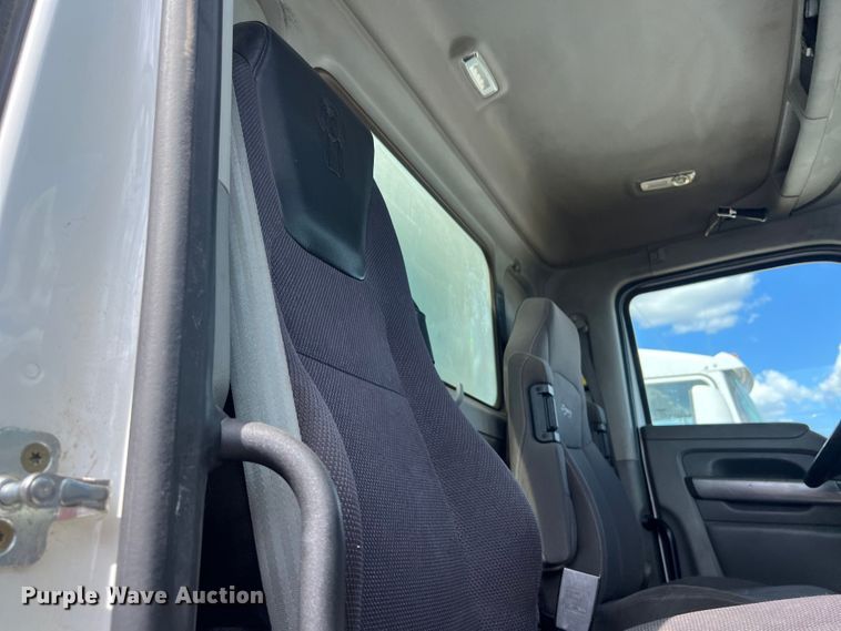 image for item EJ2865 2016 Kenworth  T680 semi truck