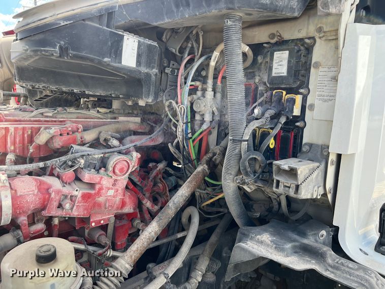 image for item EJ2865 2016 Kenworth  T680 semi truck