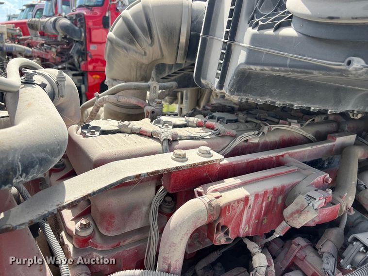 image for item EJ2865 2016 Kenworth  T680 semi truck