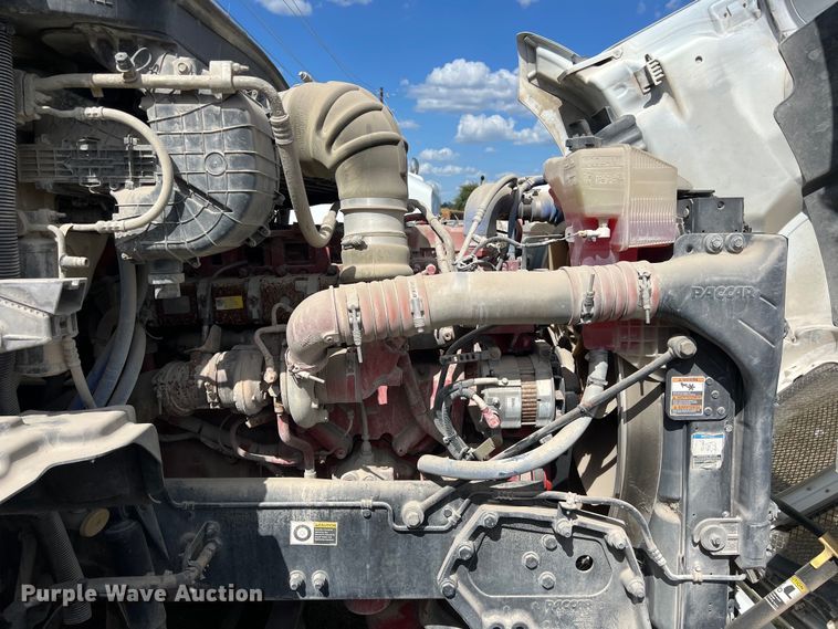 image for item EJ2865 2016 Kenworth  T680 semi truck