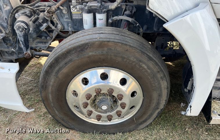 image for item EJ2865 2016 Kenworth  T680 semi truck