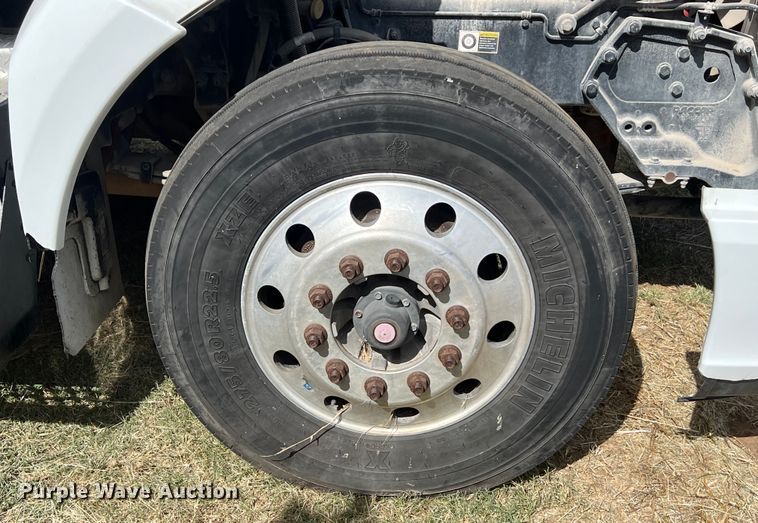 image for item EJ2865 2016 Kenworth  T680 semi truck