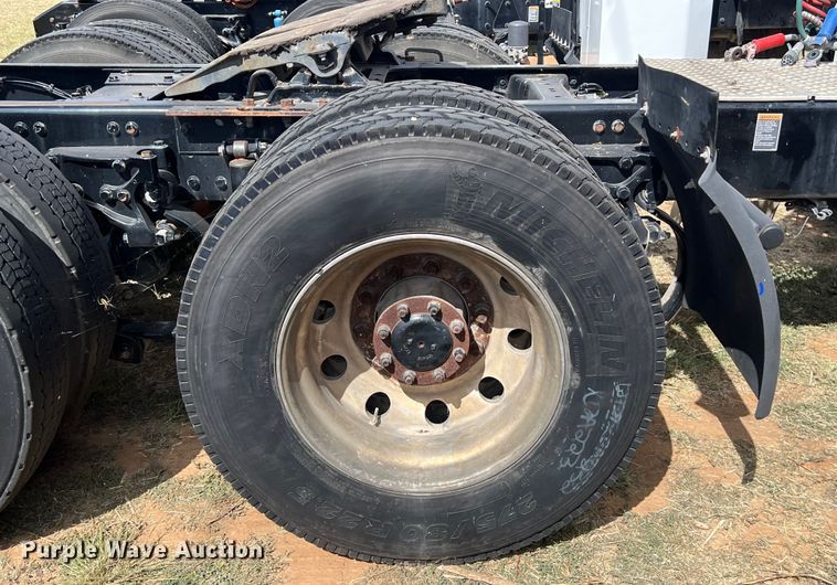 image for item EJ2865 2016 Kenworth  T680 semi truck