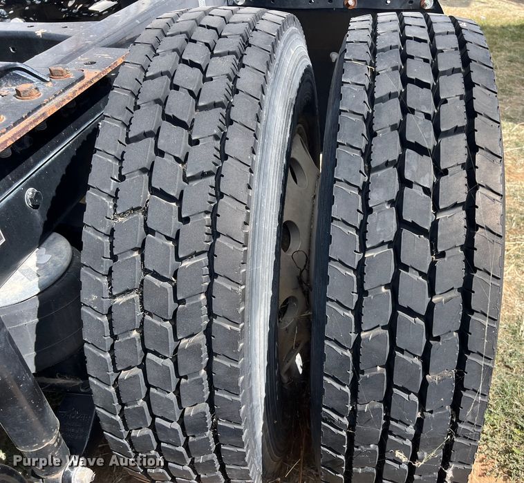 image for item EJ2865 2016 Kenworth  T680 semi truck