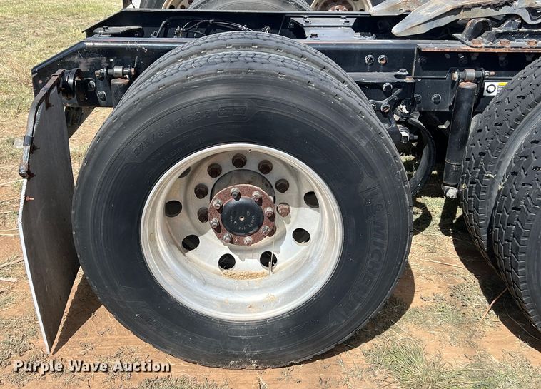 image for item EJ2865 2016 Kenworth  T680 semi truck