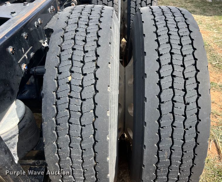 image for item EJ2865 2016 Kenworth  T680 semi truck