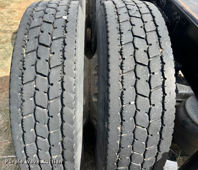 image for item EJ2865 2016 Kenworth  T680 semi truck