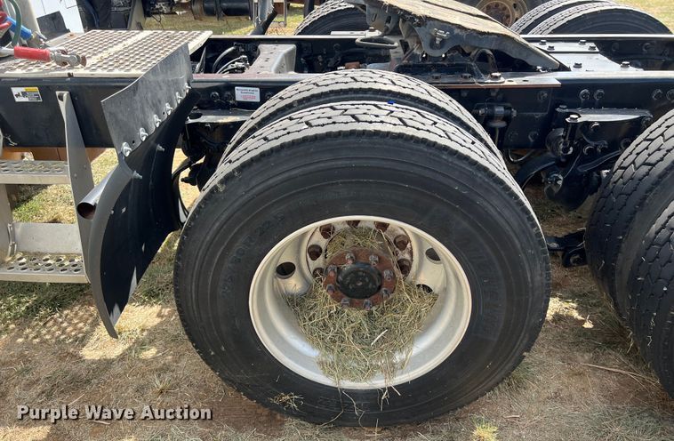 image for item EJ2865 2016 Kenworth  T680 semi truck