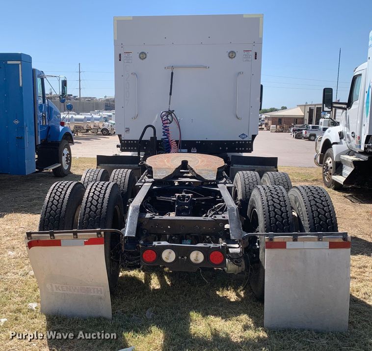 image for item EJ2866 2020 Kenworth T880 semi truck