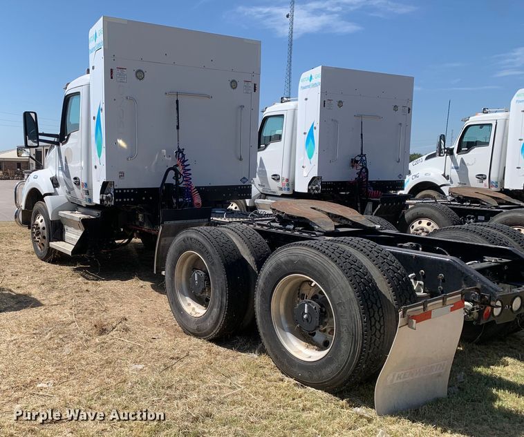 image for item EJ2866 2020 Kenworth T880 semi truck