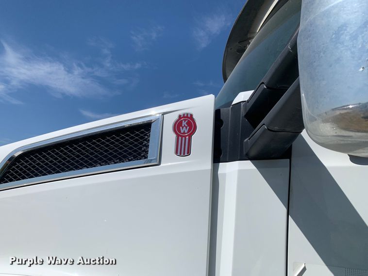 image for item EJ2866 2020 Kenworth T880 semi truck
