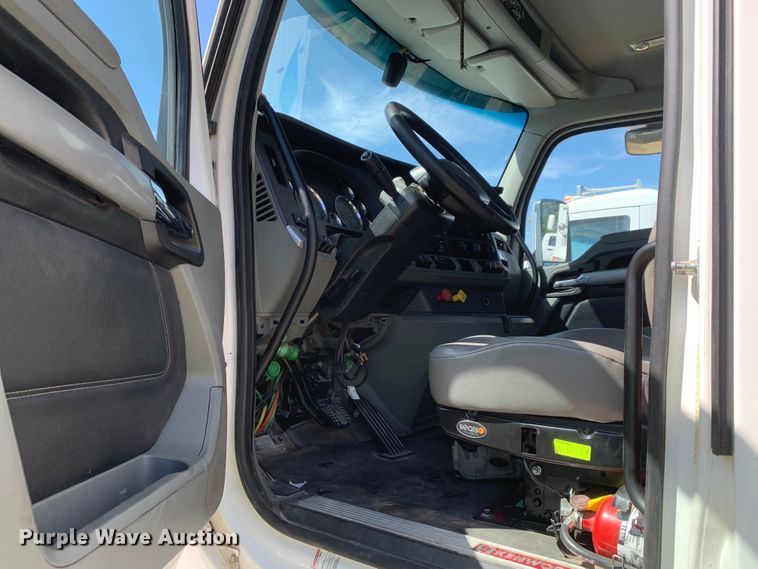 image for item EJ2866 2020 Kenworth T880 semi truck