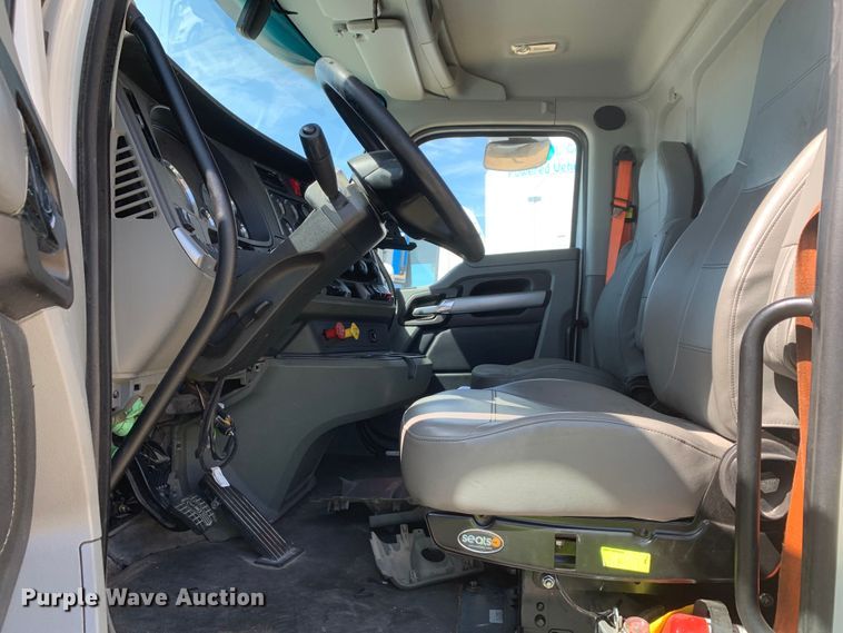 image for item EJ2866 2020 Kenworth T880 semi truck