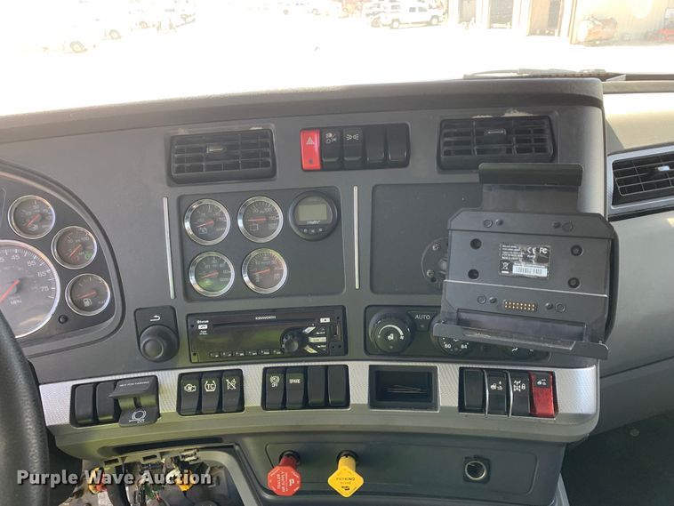 image for item EJ2866 2020 Kenworth T880 semi truck