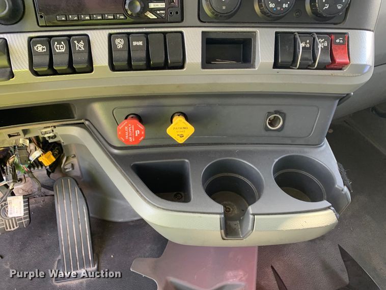 image for item EJ2866 2020 Kenworth T880 semi truck