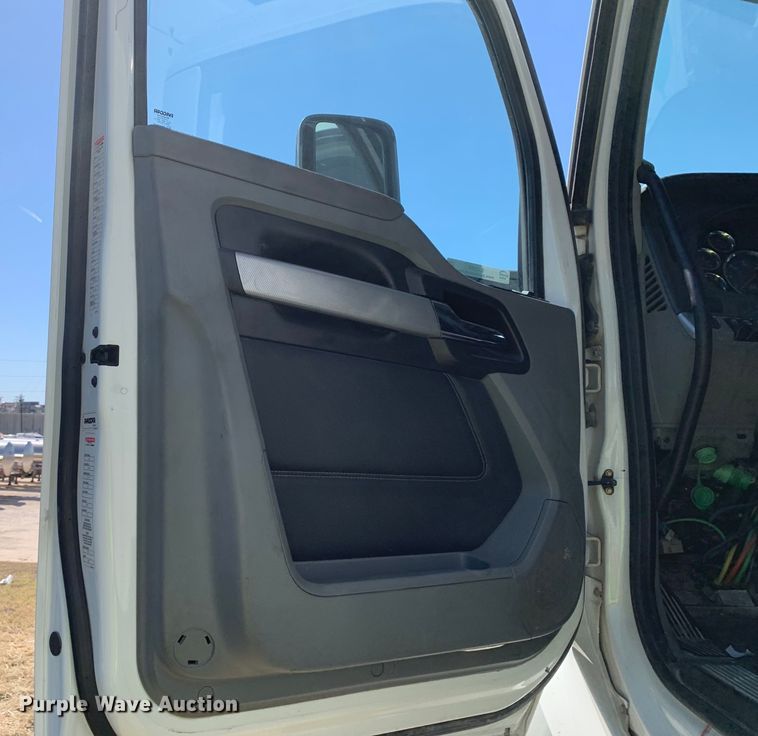 image for item EJ2866 2020 Kenworth T880 semi truck