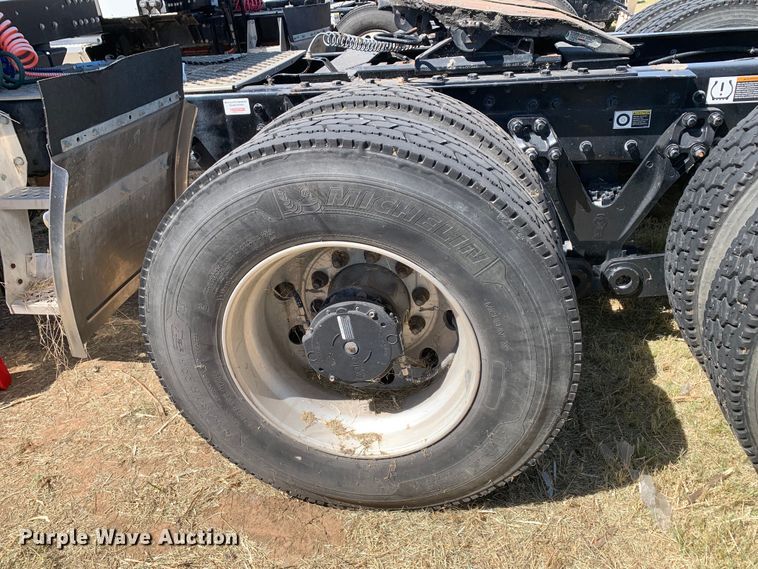 image for item EJ2866 2020 Kenworth T880 semi truck