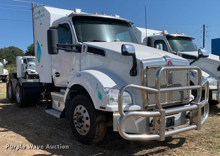 image for item EJ2867 2020 Kenworth  T880 semi truck