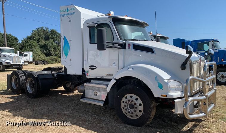 image for item EJ2867 2020 Kenworth  T880 semi truck